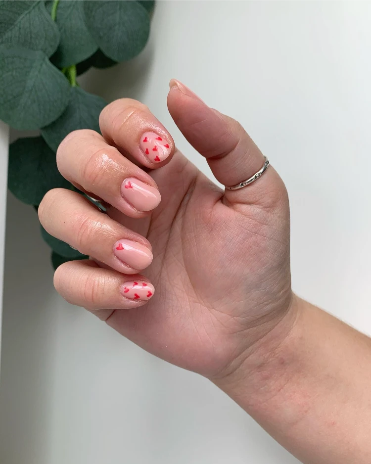 nägel für hochzeitsgäste mit kleinen herzen