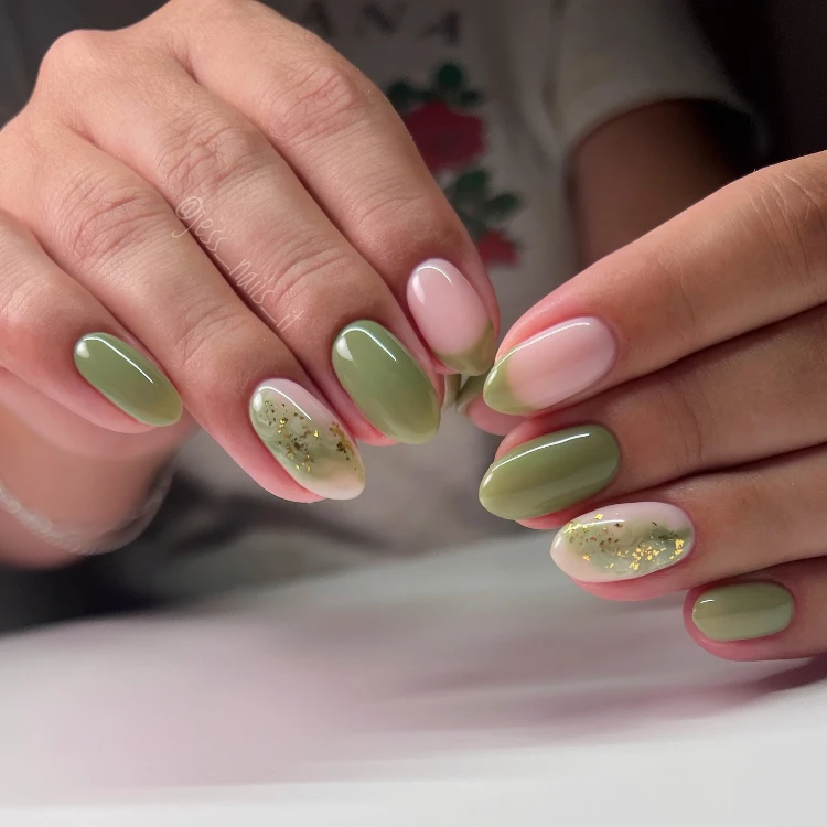 nageltrends im august peridotgrün mit goldakzenten