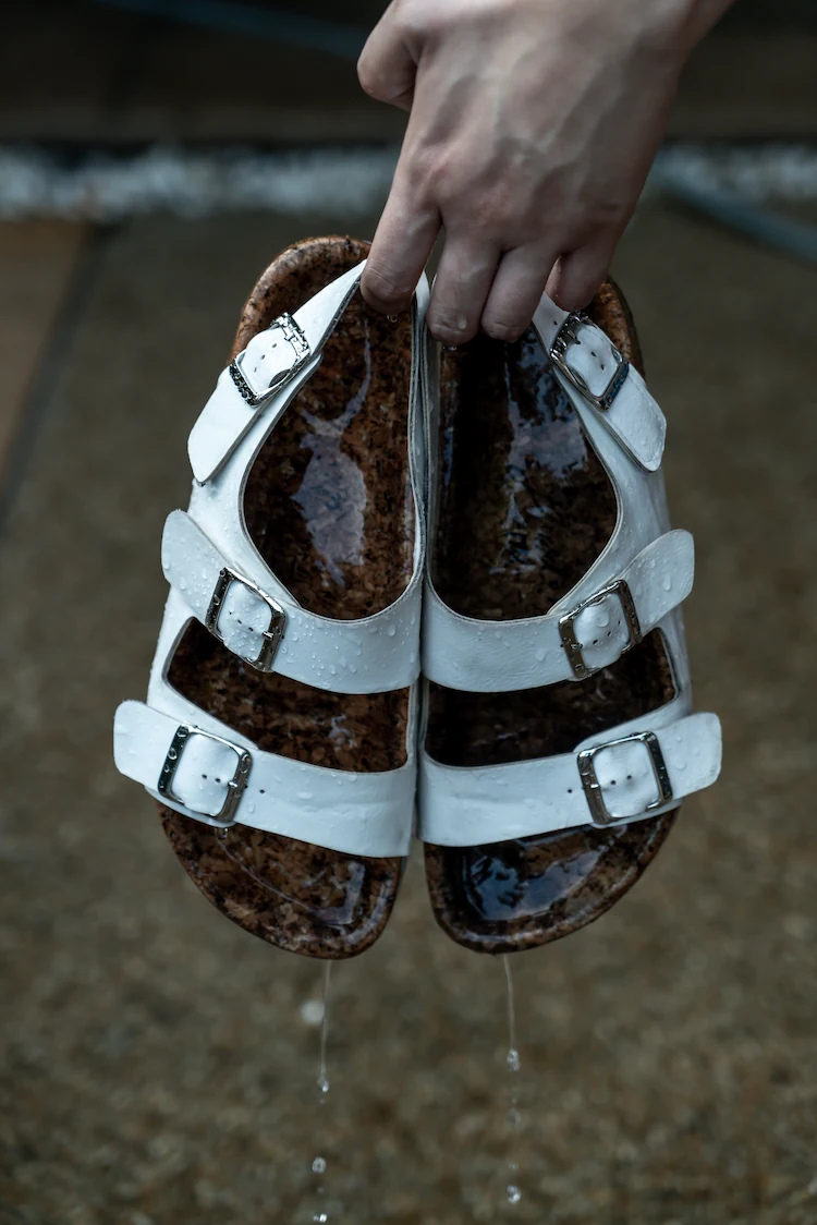 nasse sandalen mit korksohle