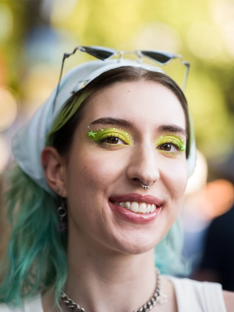 neon glitzer make up trend festival