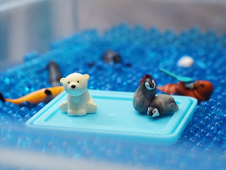 nordpol spiel mit wasserperlen eisbären und pinguinen