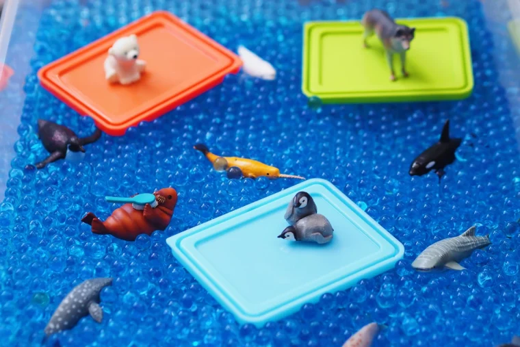 nordpol spiel selber machen aus wasserperlen deckeln und tierfiguren