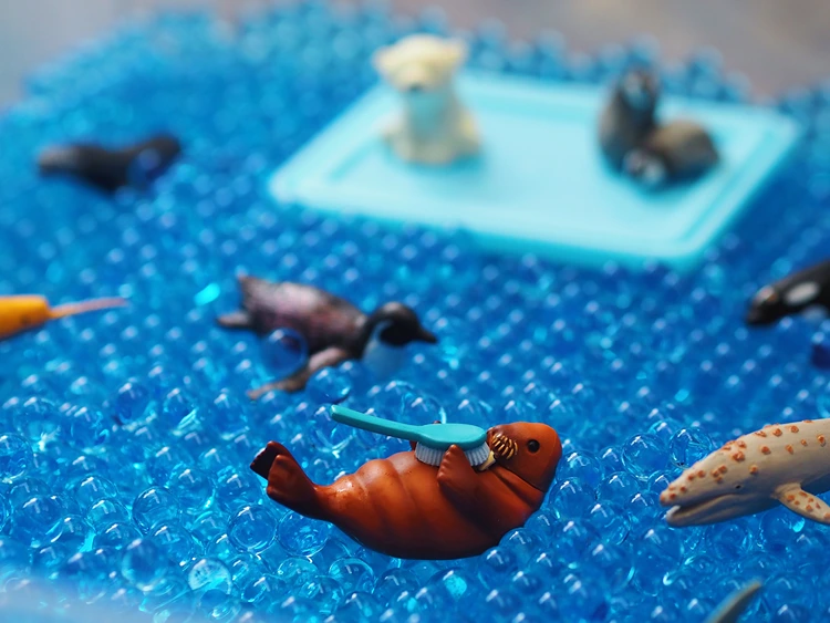 notspol spiel mit blauen wasserperlen