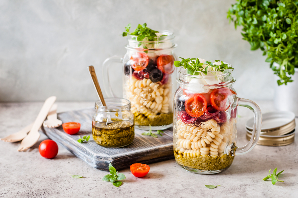 italian,pasta,salad,in,a,jar,with,salami,,cherry,tomatoes