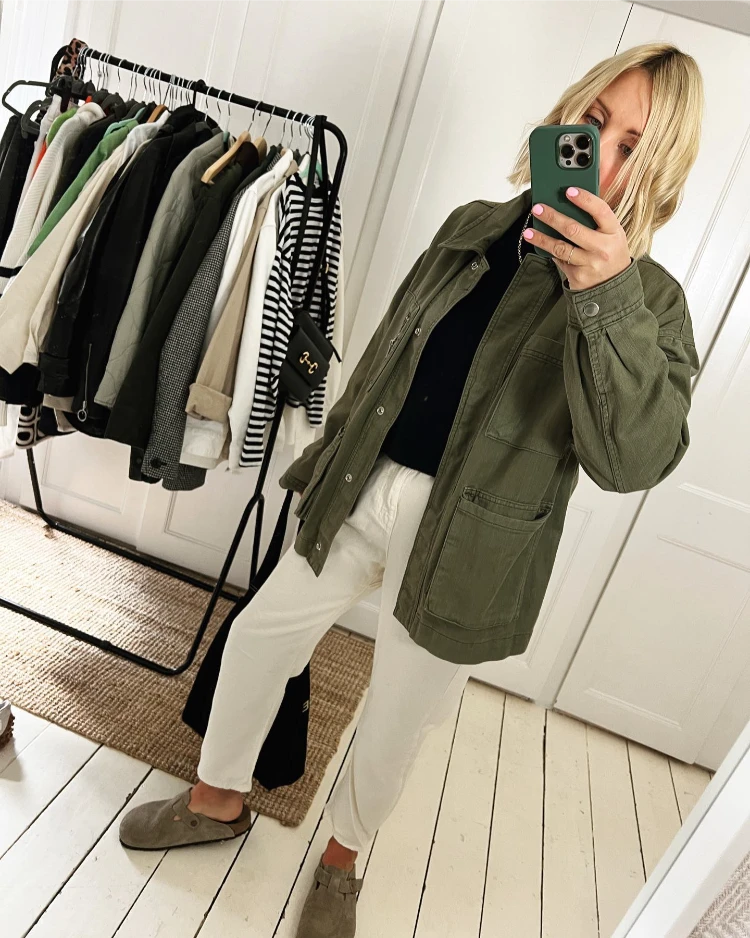 outfit für kühlere sommertage mit utility jacke, birkenstock und beiger jeans