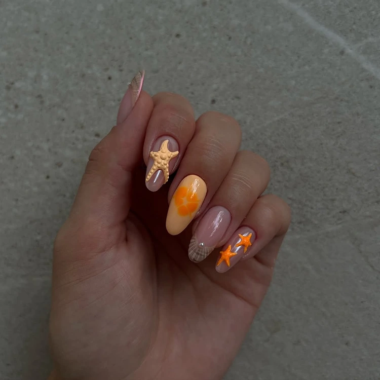 peach nageldesign mit seesternen