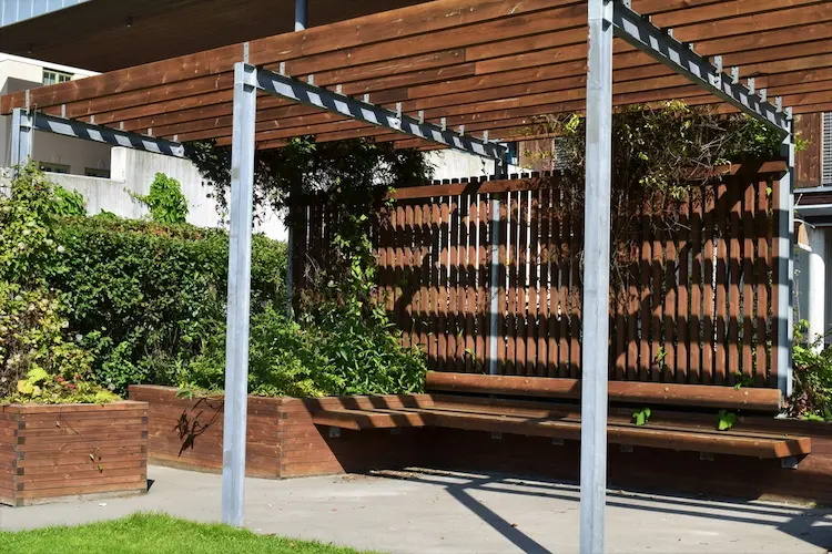 Pergola mit Sichtschutzzaun aus Holz für die Sitzecke im Freien