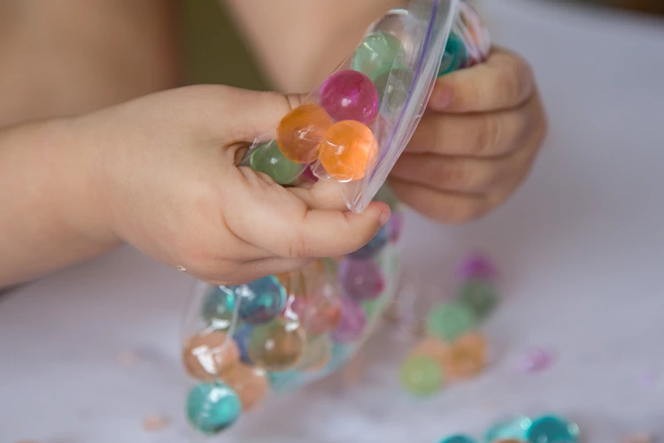 quetschspaß wasserperlen zerdrücken zwischen fingern