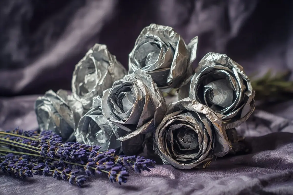 Rosen aus Alufolie selber machen mit Klorolle als Basis