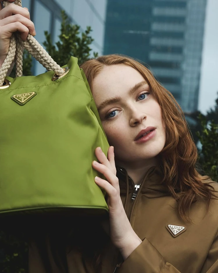 sadie sink kupfer farbton 2025 zimt finish