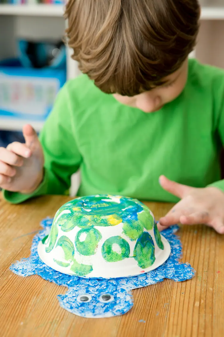 schildkröte aus blisterfolie und pappschüssel