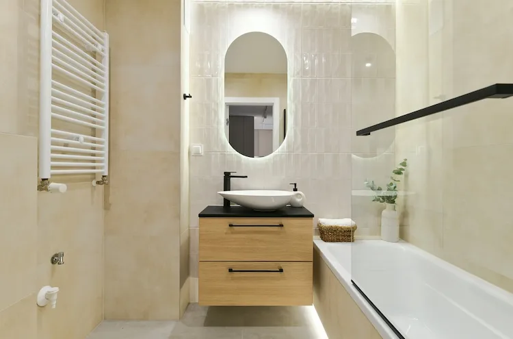 Schmaler Badspiegel für kleine Bäder mit Licht 