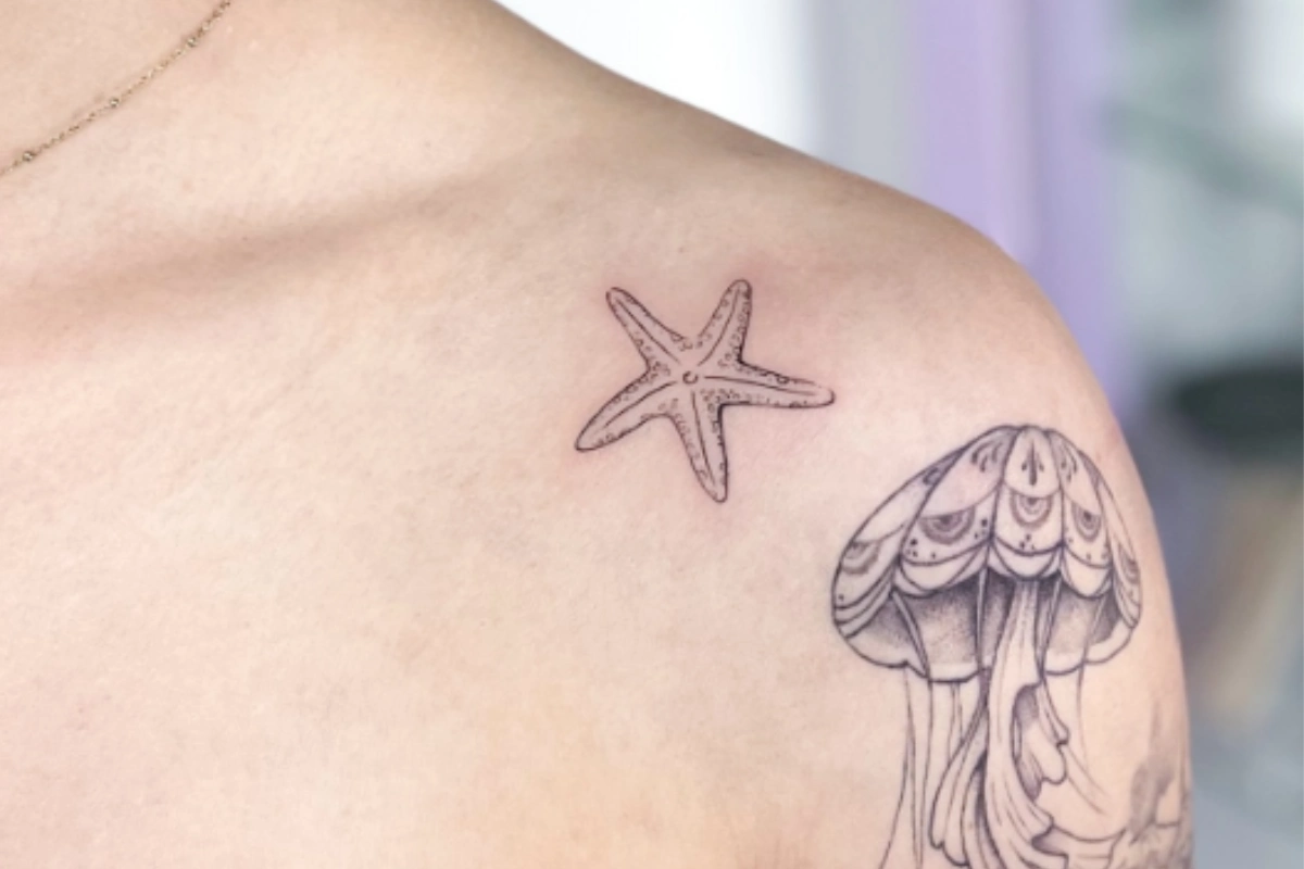 schön und bedeutungsvoll auf tiefere art kleine seestern tattoo als symbol für stärke und hoffnung
