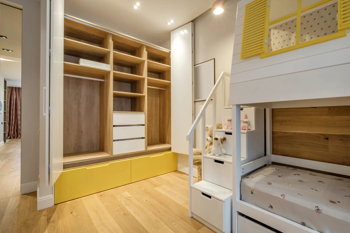 schrank geöffnet – stauraum mit holz und gelb kombiniert