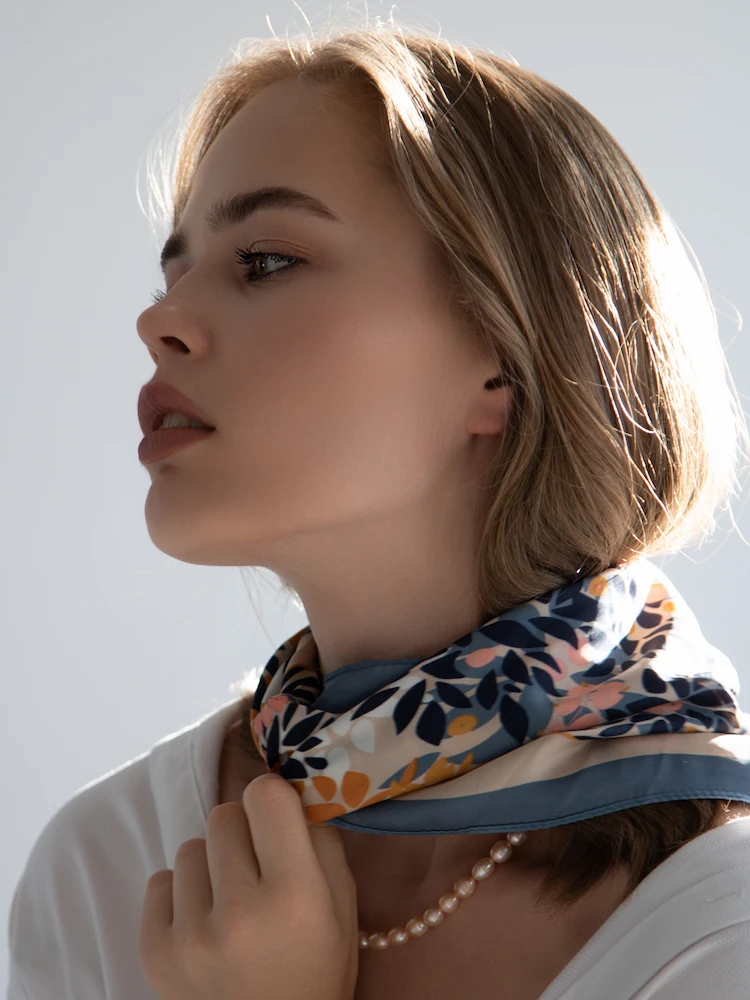 seidentuch mit floralem print und zarter perlenkette