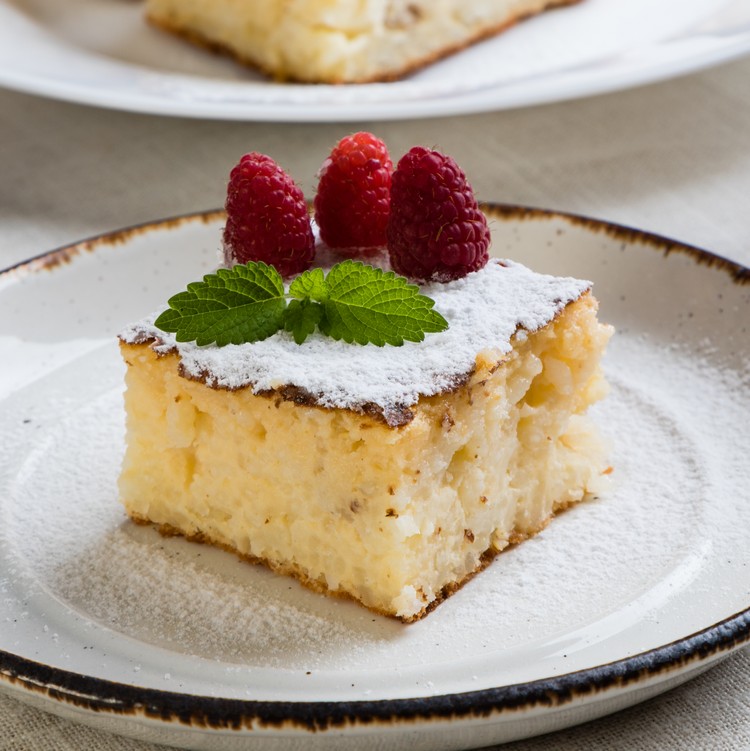 Selbstgemachter Milchreis-Kuchen, getoppt mit Himbeeren und Minze