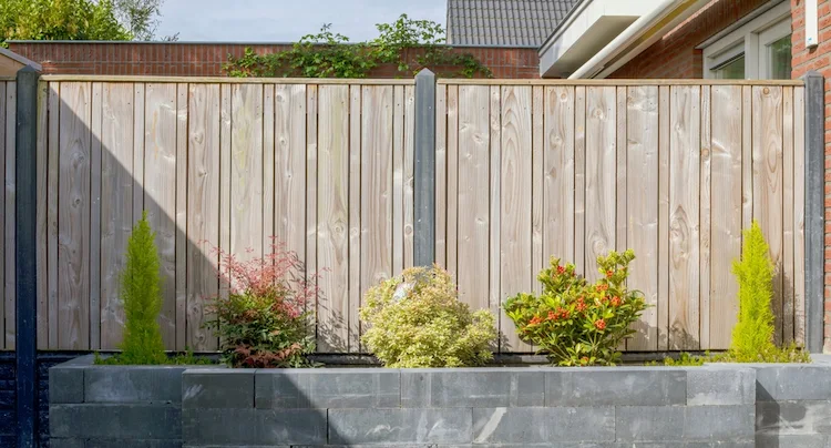 Sichtschutzzaun aus Holz und Metall selber bauen um die Terrasse