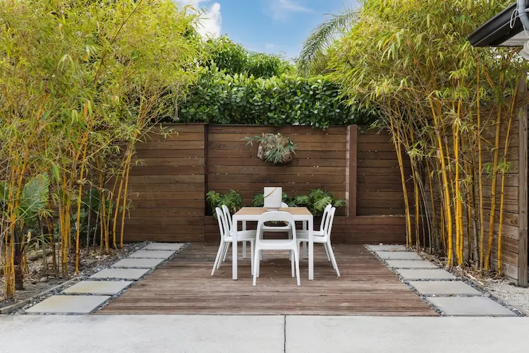 Sichtschutzzaun im Garten vor dem Essplatz im Freien