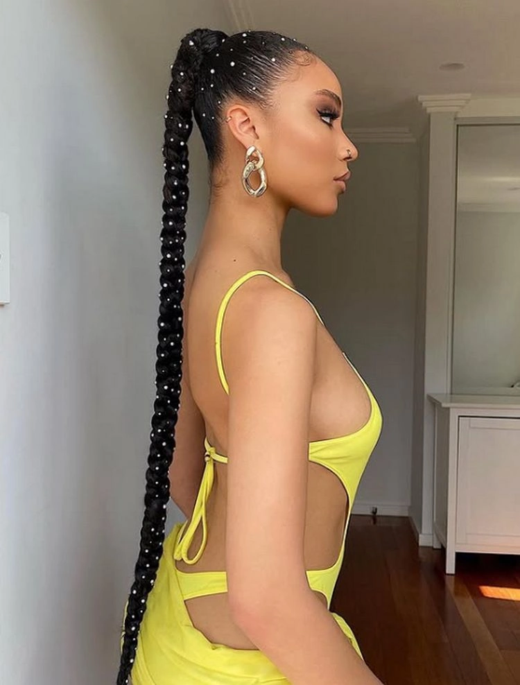 sleek flechtfrisur mit steinchen