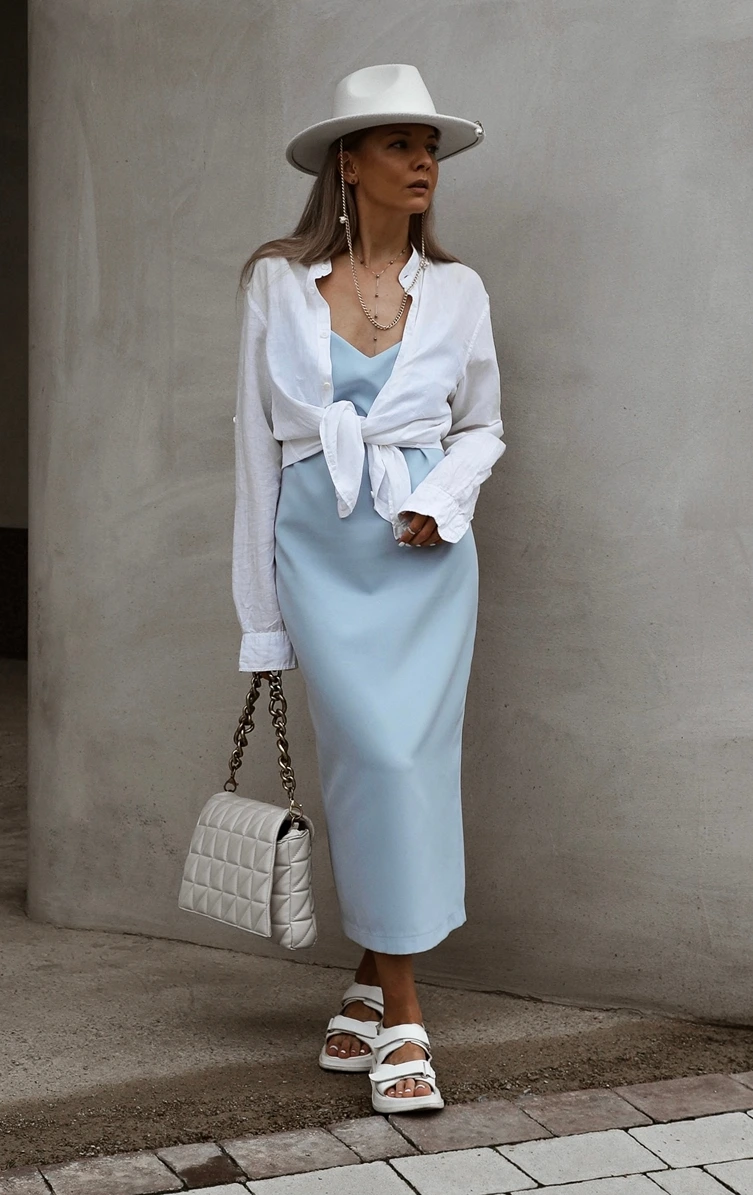 slipdress in babyblau mit geknotetem hemd