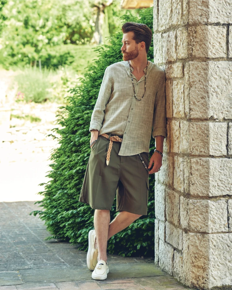 sommer abend outfit herren leinenhemd und shorts