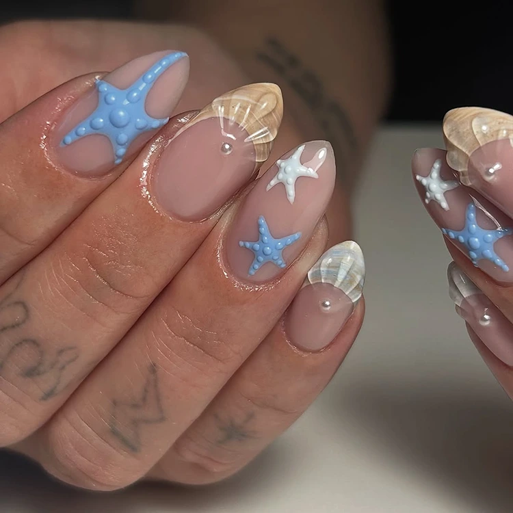 sommer nägel mit seesternen und muscheln