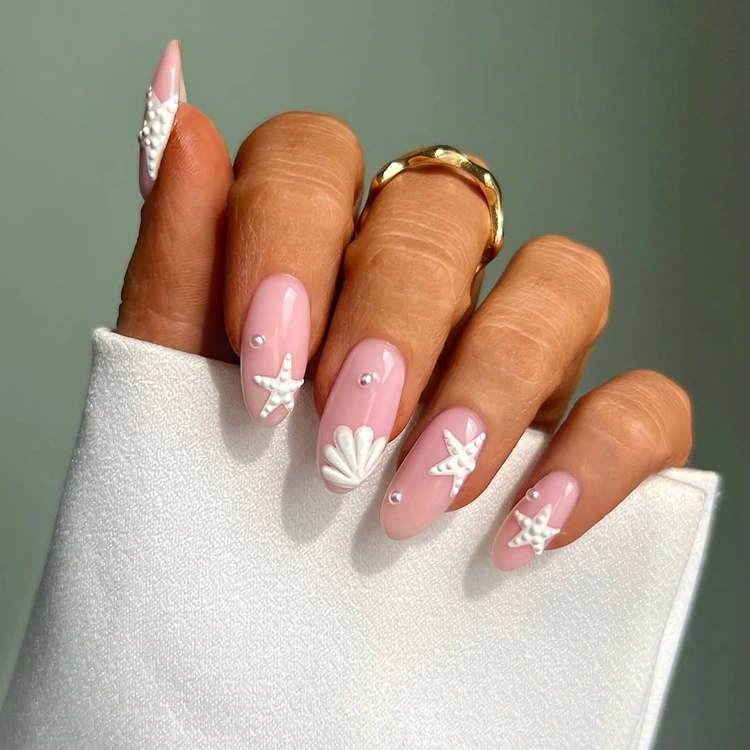 sommer nägel weiße 3d seesterne und muscheln auf nude basis