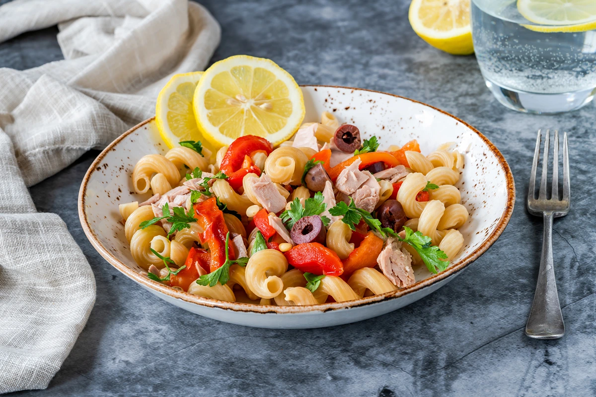 sommer pasta salat mit thunfisch