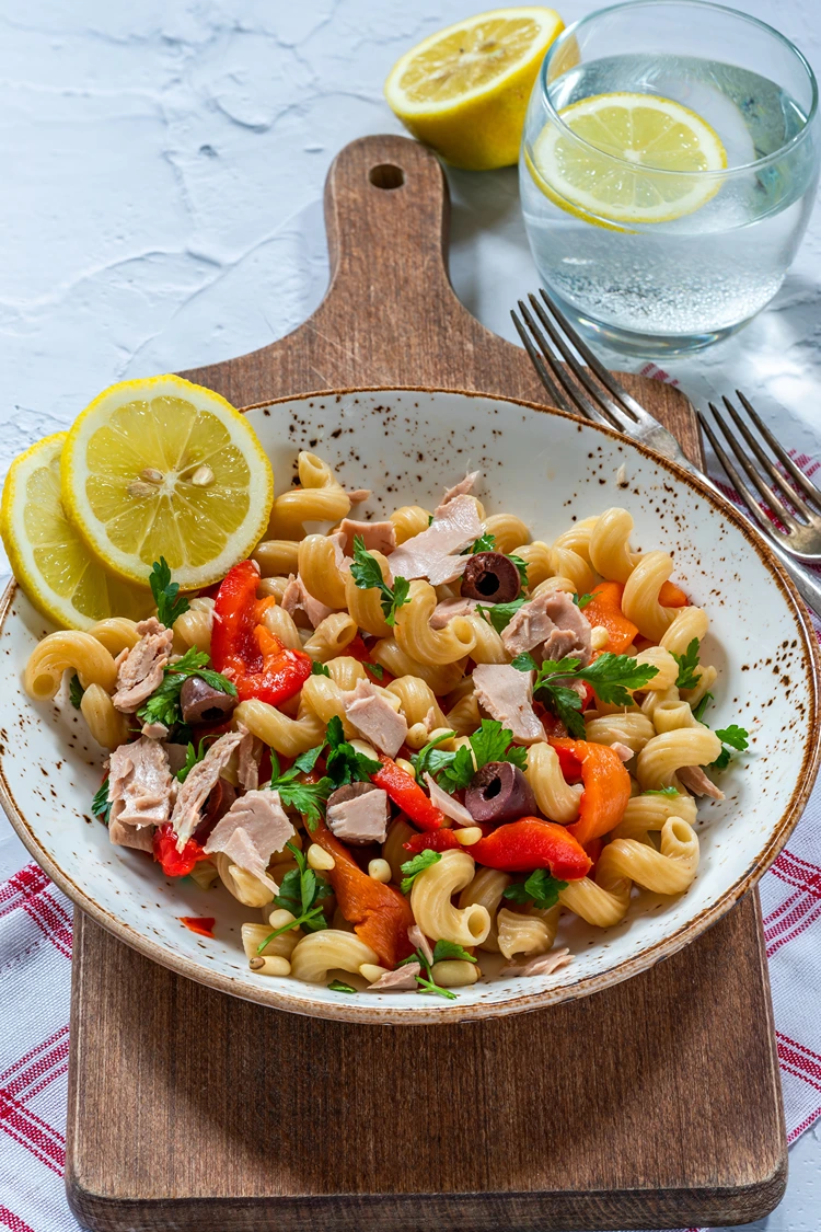 sommer salat pasta mit thunfisch