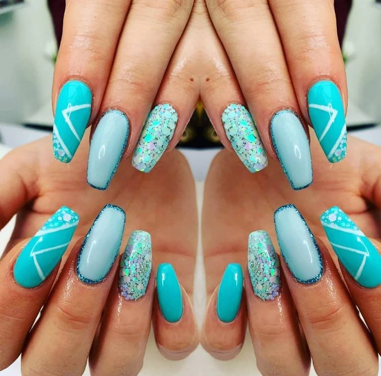 sommerliche gelnägel in aquablau liegen im trend