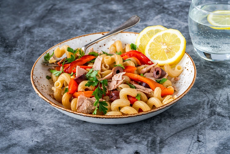 sommerlicher salat mit nudeln und thunfisch