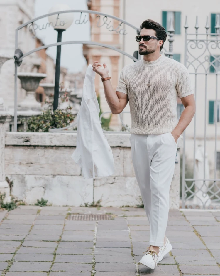 stilvoller mann mit abendlichem sommeroutfit in weiß