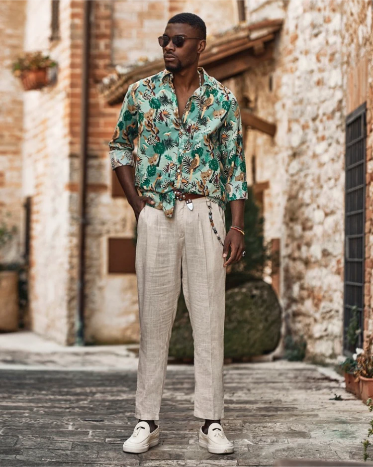 stilvoller mann mit blumenhemd, leinenhose und eleganten schuhen im sommer
