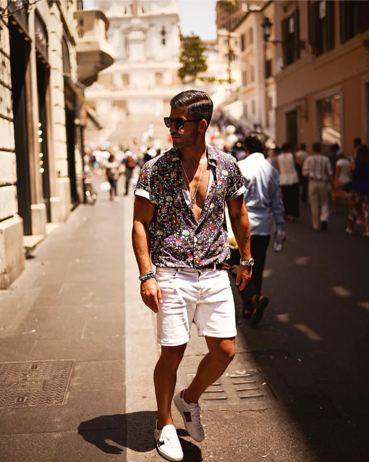 stilvoller mann mit blumenhemd und weißen shorts