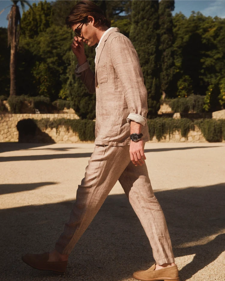 stilvoller mann mit leinenanzug in beige und mokassins