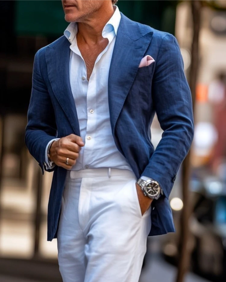 stilvoller mann mit leinenblauem blazer, hemd und weißer hose