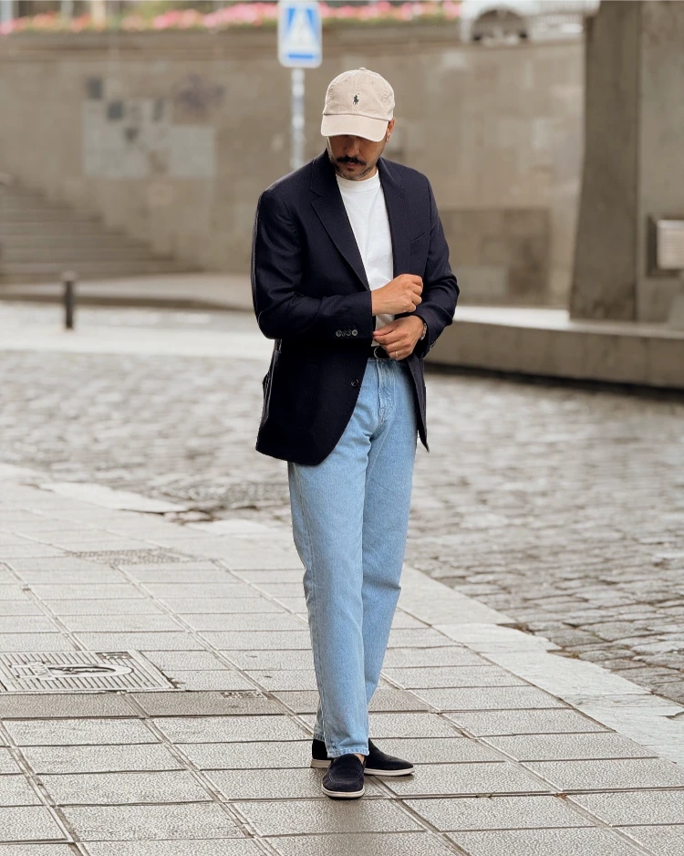 stilvoller mann mit leinenblazer, jeans und weißem t shirt