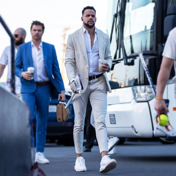 stilvoller mann mit leinenblazer und khakifarbenen chinos