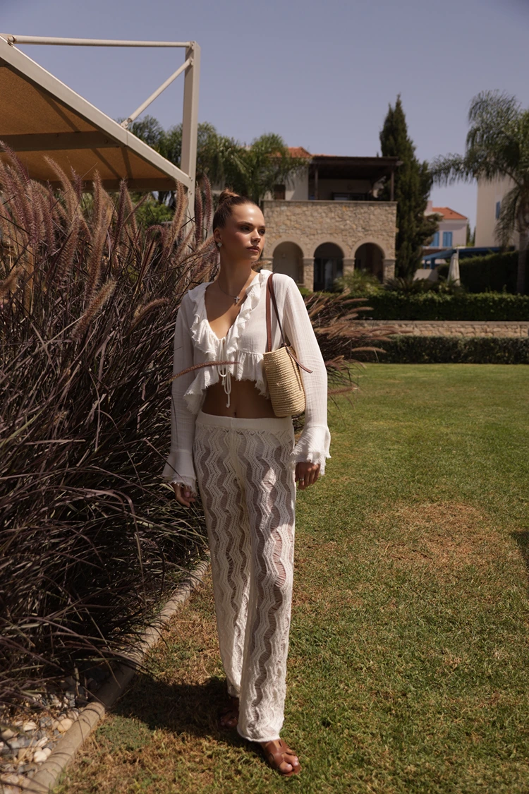 strand style in weiß häkelhose und feminine bluse als elegantes beach party outfit