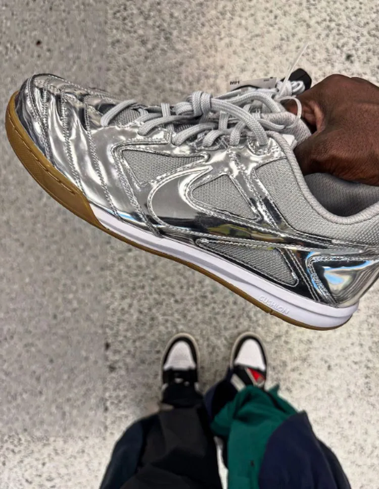 turnschuhe in silberner farbe