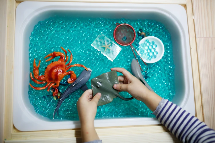 unterwasser spiel mit blauen wasserspielen und meeresbewohnern