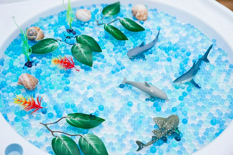 unterwasserwelt spielidee mit weißen und blauen wasserperlen