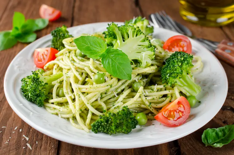 vegetarische Zitronenspaghetti mit Pesto und Brokkoli