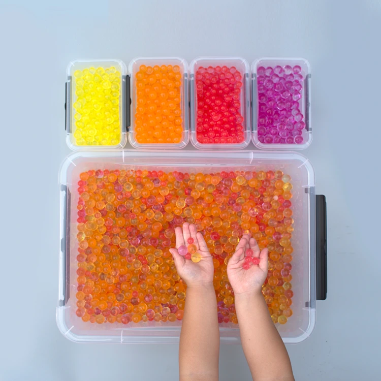 wasserperlen nach farben sortieren in vier schüsseln