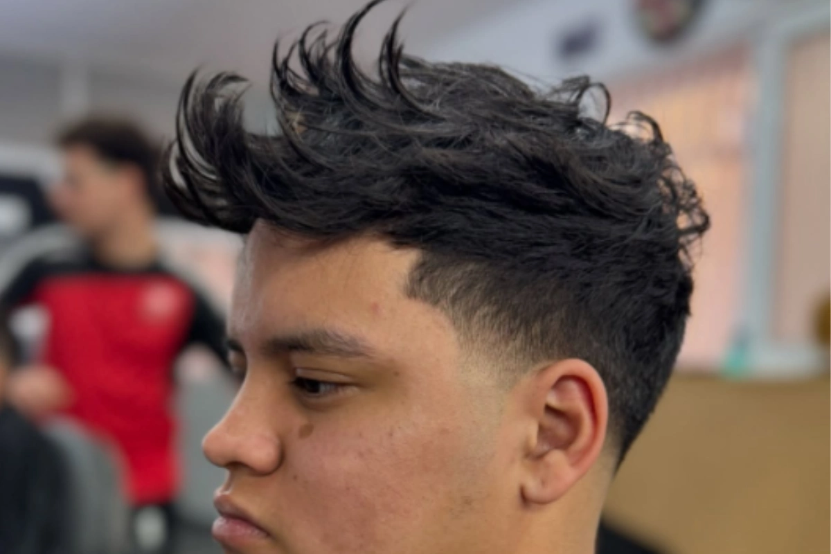 wasserrutsche frisur mit taper fade das ist die tiktok trendfrisur 2025 für jungs und männer!