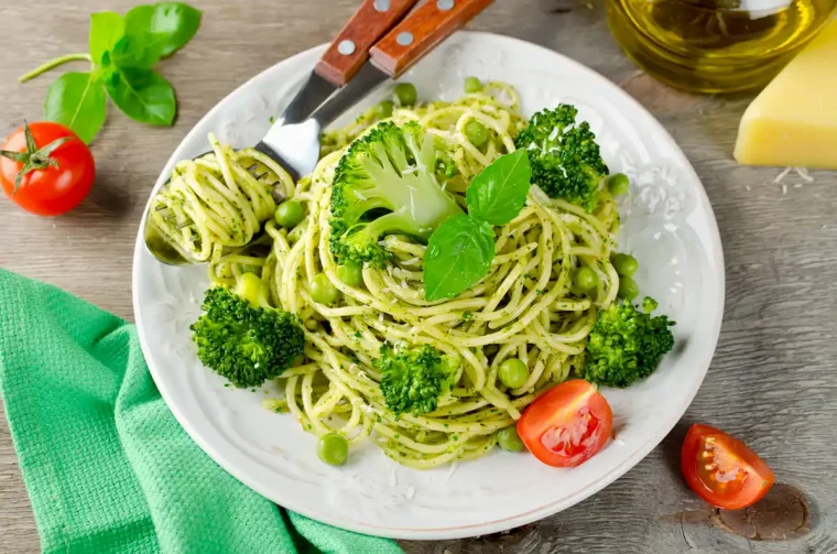 Zitronenspaghetti mit Brokkoli und Erbsen zubereiten