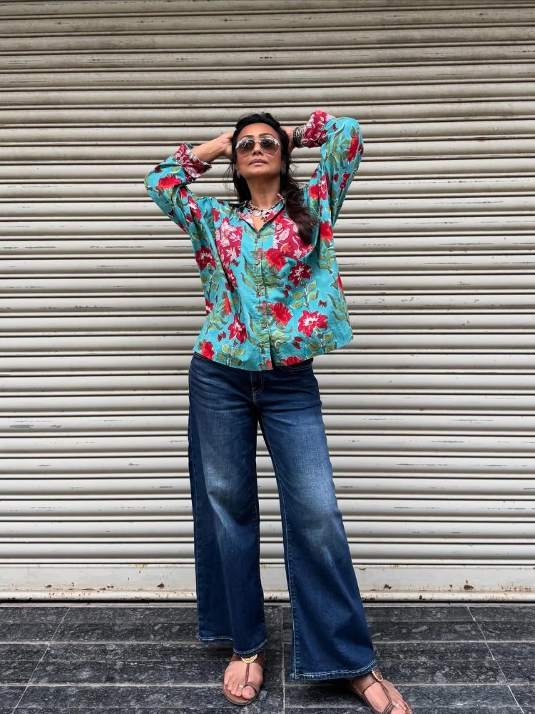 90er jahre sommeroutfit mit batik shirt und mom jeans