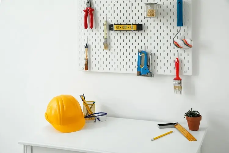 An den Haken können Sie Zangen und Pinsel aufhängen