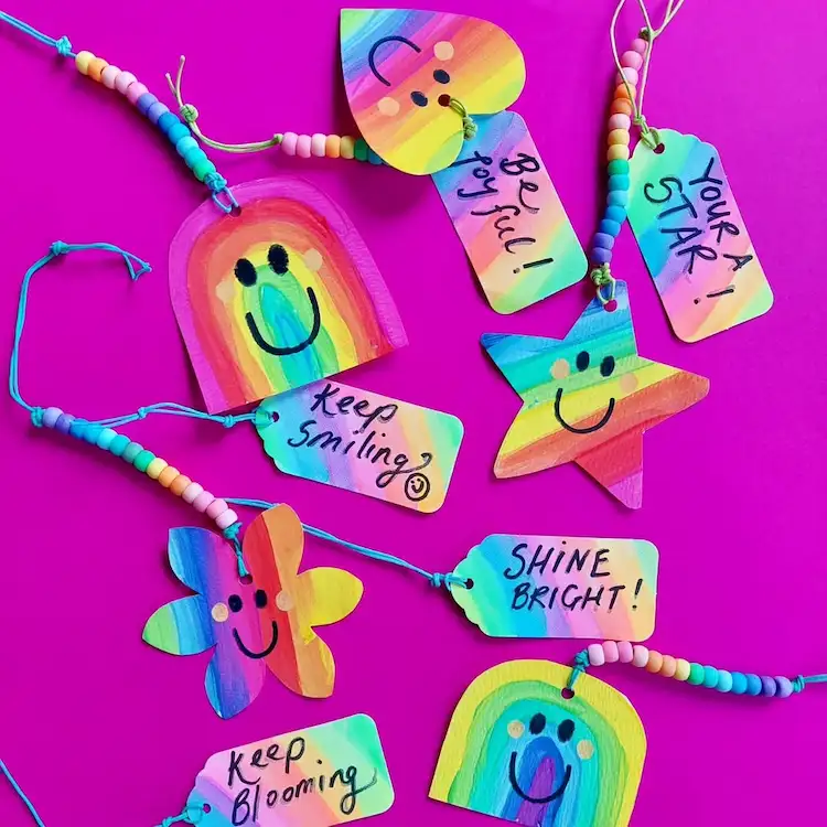 Anhänger aus Holz mit Holzperlen und schönen Grußkarten