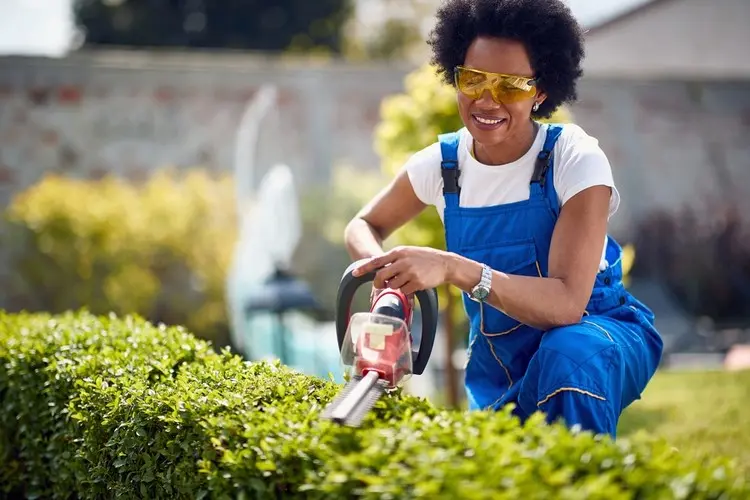 Arbeitskleidung für den Garten mit Accessoires wie Sonnenhut, Brille und Handschuhe kombinieren